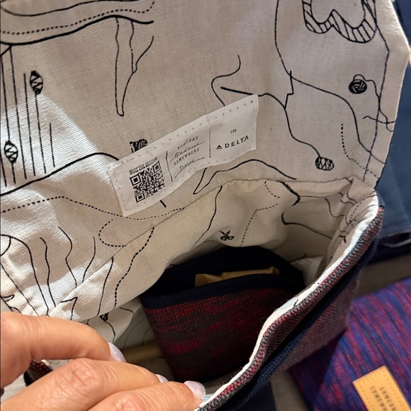 8 Delta travel pouches - Picture 3 of 3